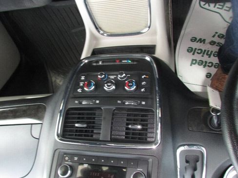 Used 2015 Dodge Grand Caravan SXT image 58