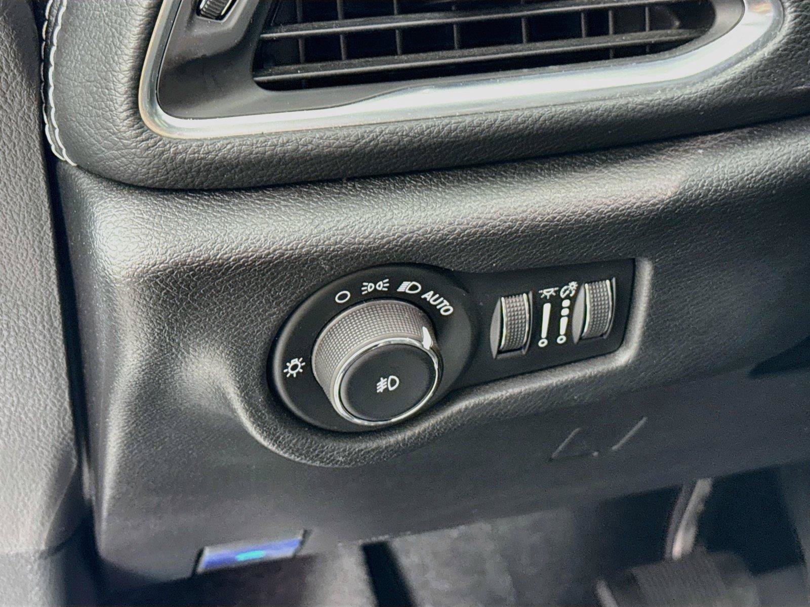 Used 2025 Chrysler Pacifica Limited FWD image 16