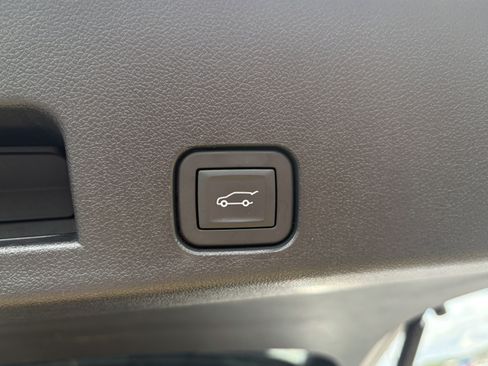 Used 2026 GMC Acadia Elevation w/ Elevation Premium Package AWD/4WD image 9
