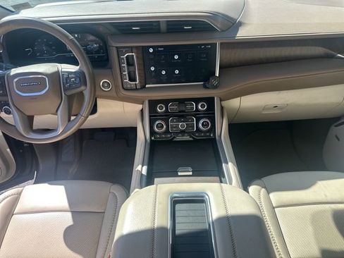 Used 2022 GMC Yukon XL Denali w/ Denali Premium Package image 24