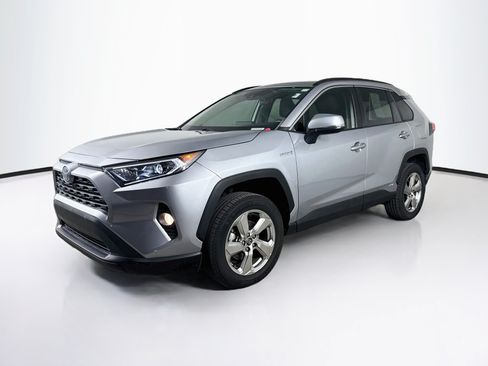 Used 2021 Toyota RAV4 XLE Premium AWD/4WD image 4
