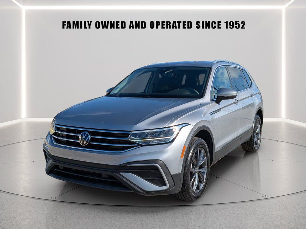 Certified 2023 Volkswagen Tiguan SE FWD image 2