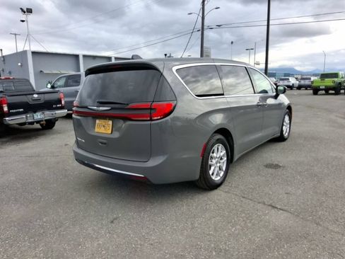 Certified 2023 Chrysler Pacifica Touring-L FWD image 8
