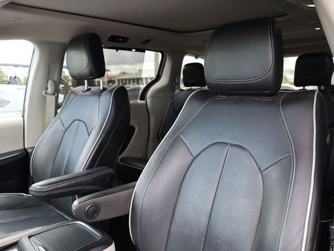 Used 2022 Chrysler Pacifica Limited FWD image 7