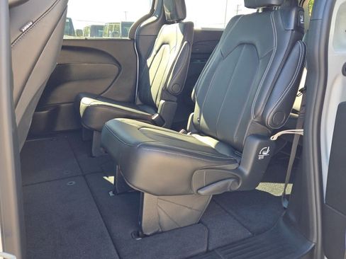 New 2026 Chrysler Pacifica Select image 18