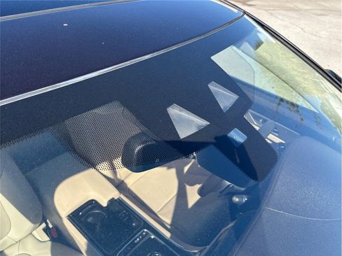 Used 2018 Jaguar XF Premium image 12