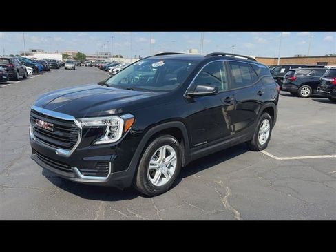 Used 2024 GMC Terrain SLE w/ Driver Convenience Package FWD image 4