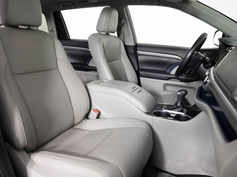 Used 2019 Toyota Highlander Limited Platinum AWD/4WD image 32