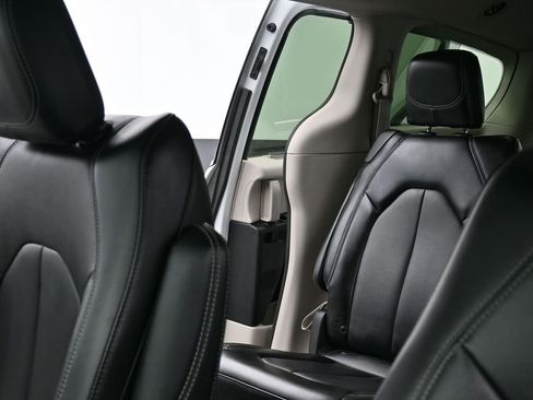 Used 2024 Chrysler Pacifica Touring-L image 30