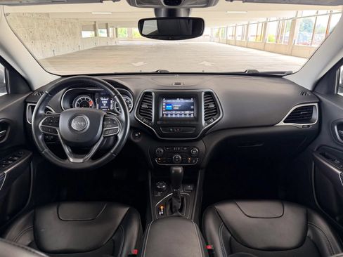 Used 2019 Jeep Cherokee Latitude Plus w/ Comfort/Convenience Group AWD/4WD image 25