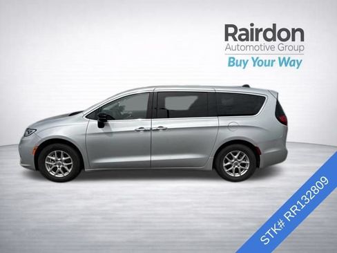 Used 2024 Chrysler Pacifica Touring-L FWD image 4