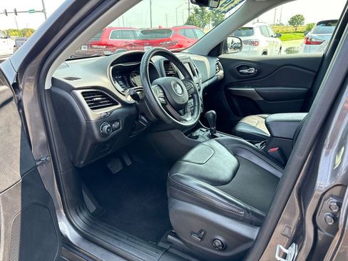 Used 2019 Jeep Cherokee Latitude Plus w/ Cold Weather Group AWD/4WD image 16