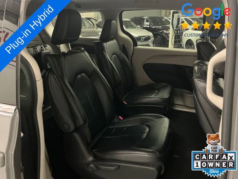 Used 2022 Chrysler Pacifica Touring-L w/ Uconnect Theater Family Group image 15