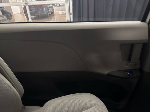 Used 2017 Toyota Sienna L FWD image 17