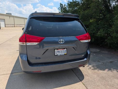 Used 2014 Toyota Sienna LE FWD image 2