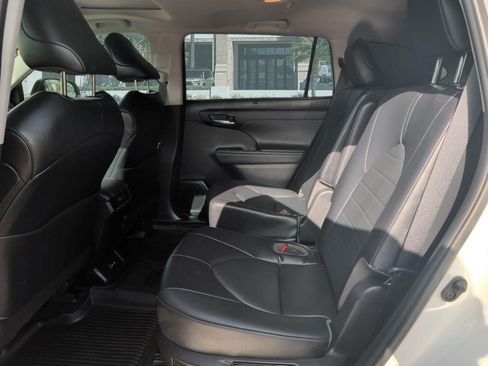 Used 2022 Toyota Highlander XLE FWD image 25