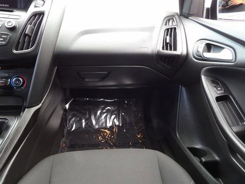 Used 2017 Ford Focus SE w/ Cold Weather Package image 16
