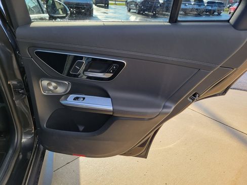 Used 2025 Mercedes-Benz GLC 300 4MATIC image 17