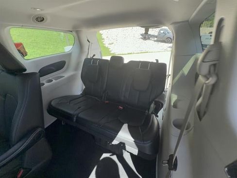 Used 2024 Chrysler Pacifica Limited FWD image 26