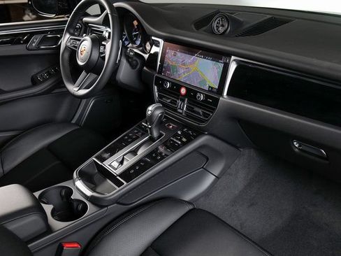 Certified 2026 Porsche Macan AWD/4WD image 19