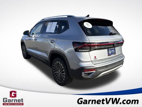 Certified 2025 Volkswagen Taos SE image 9