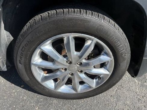 Used 2017 Jeep Cherokee Limited w/ Luxury Group FWD image 10