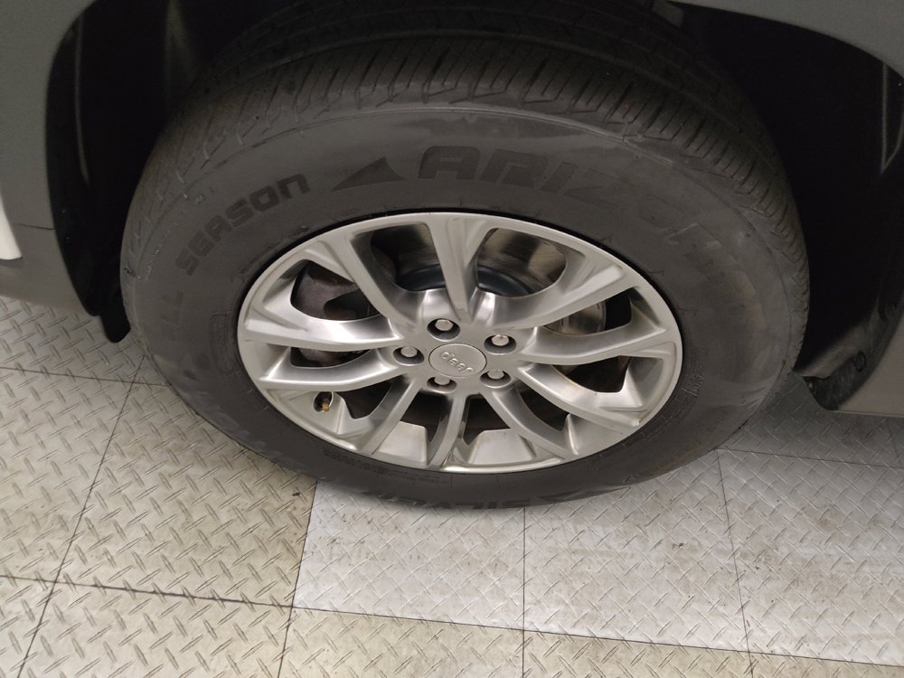 Used 2019 Jeep Cherokee Latitude Plus w/ Cold Weather Group AWD/4WD image 31