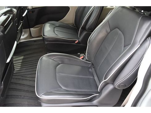 Used 2023 Chrysler Pacifica Limited w/ Uconnect Theater Family Group image 15