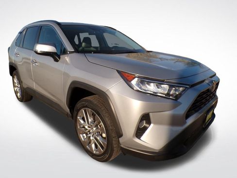 Used 2019 Toyota RAV4 XLE Premium w/ Cold Weather Package AWD/4WD image 9