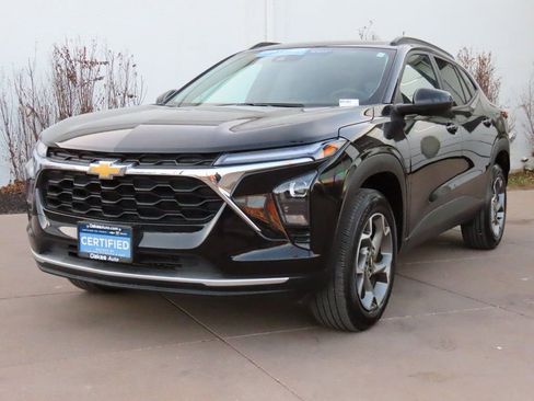 Used 2025 Chevrolet Trax LT w/ LT Convenience Package image 3