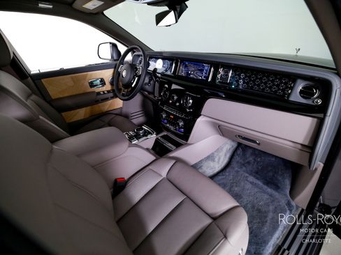 Used 2025 Rolls-Royce Phantom Sedan image 35