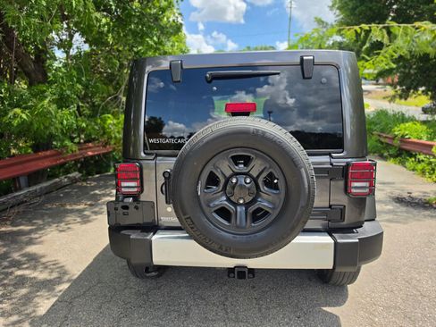 Used 2014 Jeep Wrangler Unlimited Sahara w/ Dual Top Group AWD/4WD image 8