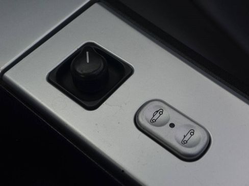 Used 2005 Chrysler Crossfire Limited image 33