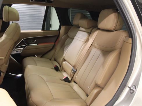 Used 2025 Land Rover Range Rover SE image 44