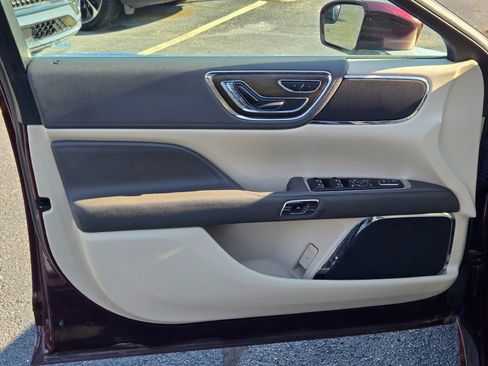 Used 2017 Lincoln Continental Select w/ Climate Package image 17