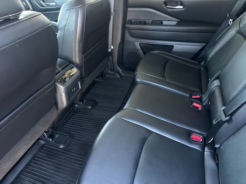 Used 2023 Nissan Pathfinder SL FWD image 11
