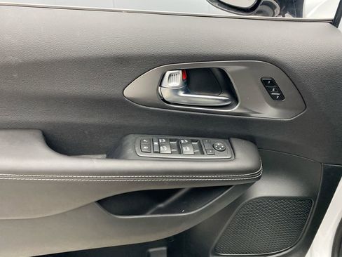 New 2026 Chrysler Pacifica Select image 11