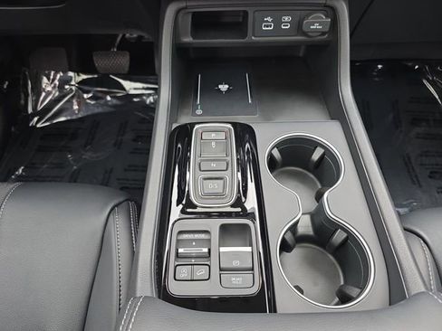 Used 2024 Honda Pilot Touring image 3