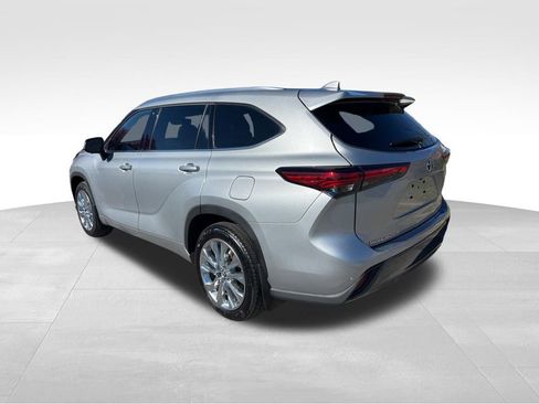 Used 2023 Toyota Highlander Limited image 5