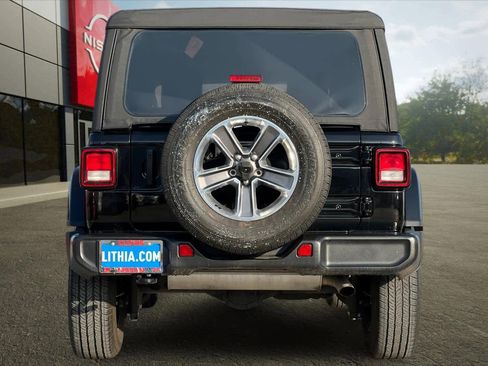 Used 2022 Jeep Wrangler Unlimited Sahara image 8