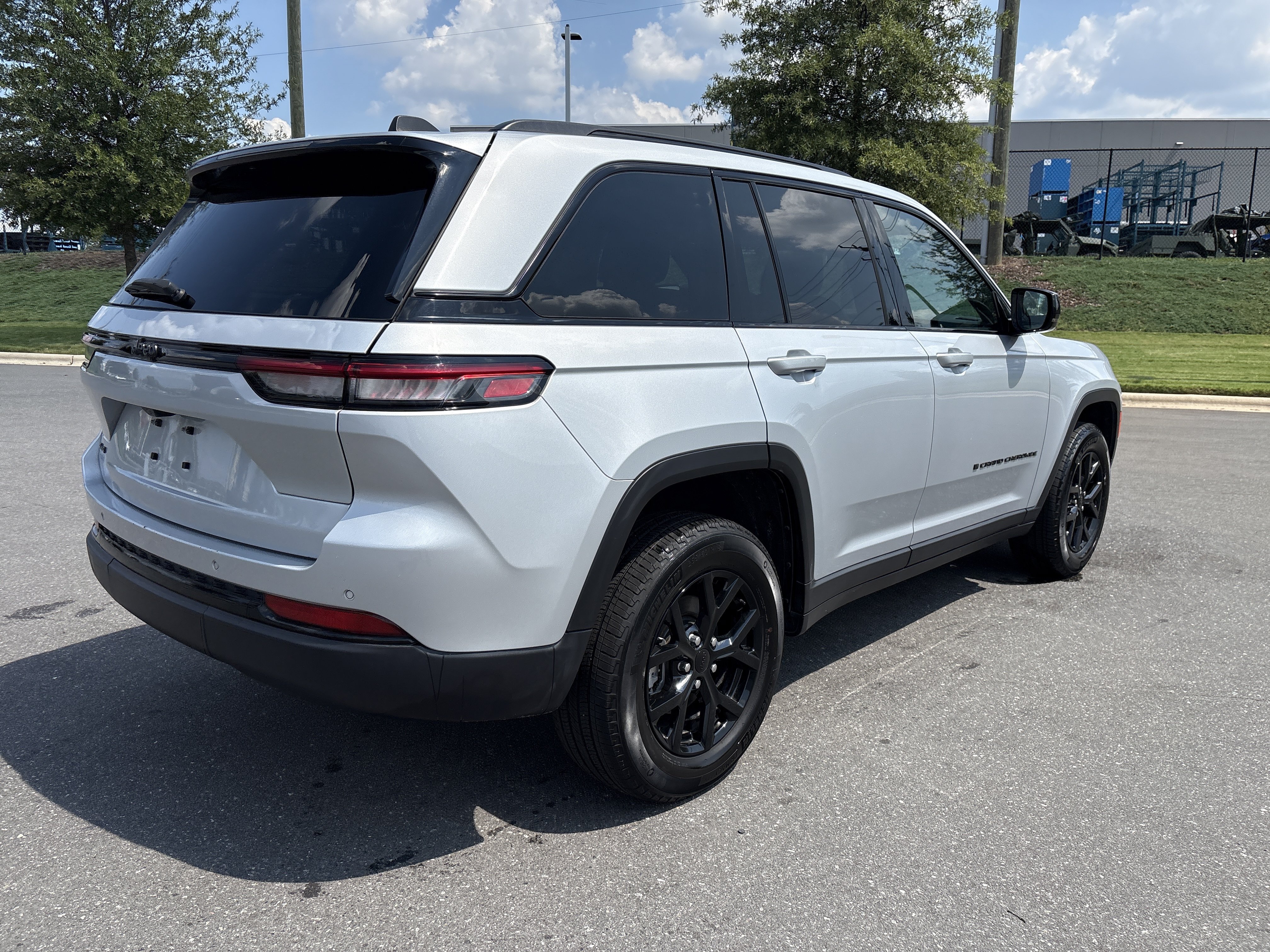 Used 2025 Jeep Grand Cherokee Altitude AWD/4WD image 9