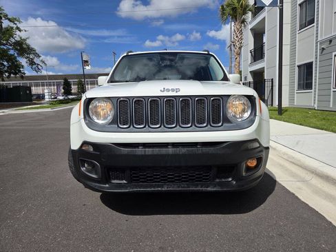 Used 2017 Jeep Renegade Latitude image 2