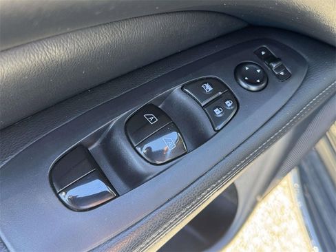 Used 2019 Nissan Pathfinder SV image 15