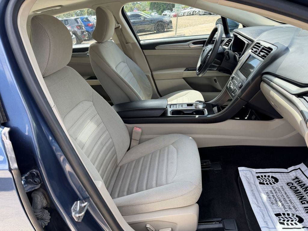 Used 2019 Ford Fusion SE FWD image 14