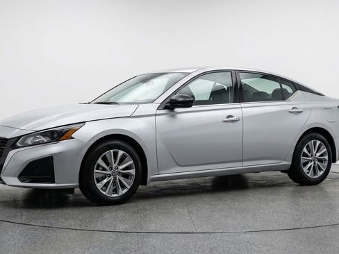 Used 2025 Nissan Altima 2.5 SV image 3