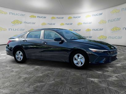 New 2025 Hyundai Elantra SE