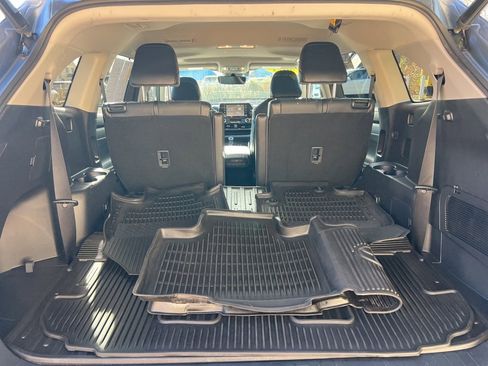 Used 2021 Toyota Highlander XLE image 25