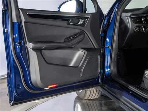 Certified 2026 Porsche Macan AWD/4WD image 21