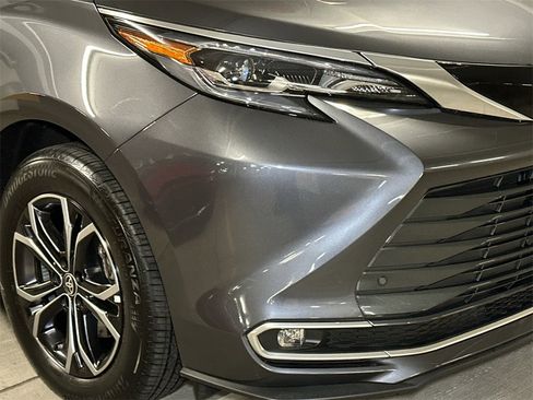 Used 2025 Toyota Sienna Platinum image 11