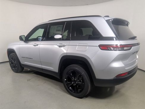 New 2025 Jeep Grand Cherokee Altitude image 5